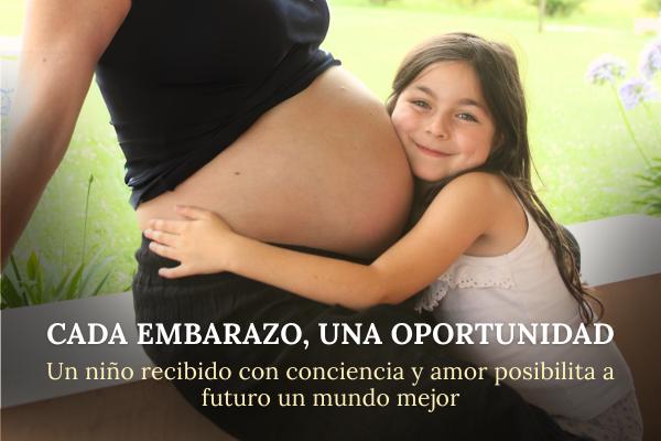 niña abrazando la panza embarazada de su mama
