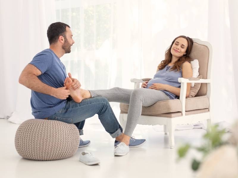 una pareja embarazada aplicando tecnicas de preparto, masajes en pies